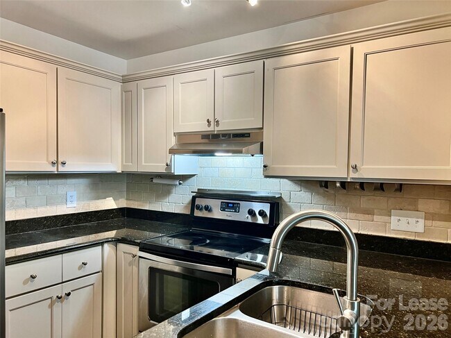 Foto del edificio - 3306 Selwyn Farms Ln