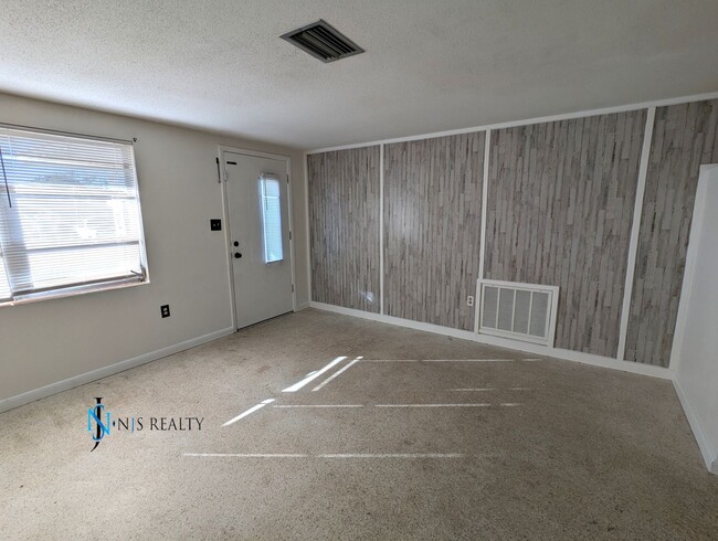 Building Photo - Open floor plan 2/2/1 1100 Sq. Ft. with te...