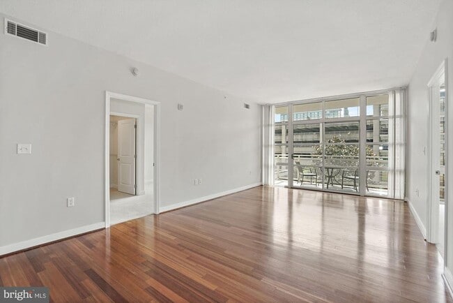 Building Photo - 157 Fleet St