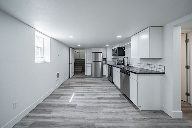 Foto del edificio - Lower unit renovated property near ISU.