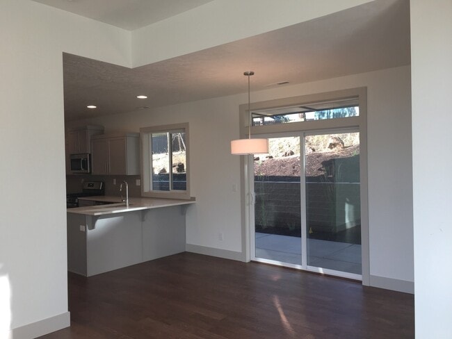 Building Photo - 3 Bedroom / 2 Bathroom Home in SE Bend