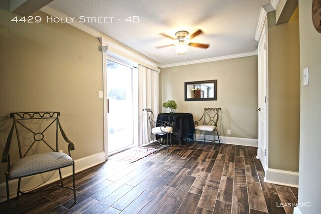 Building Photo - Rare four bedroom apartment on the Plaza!