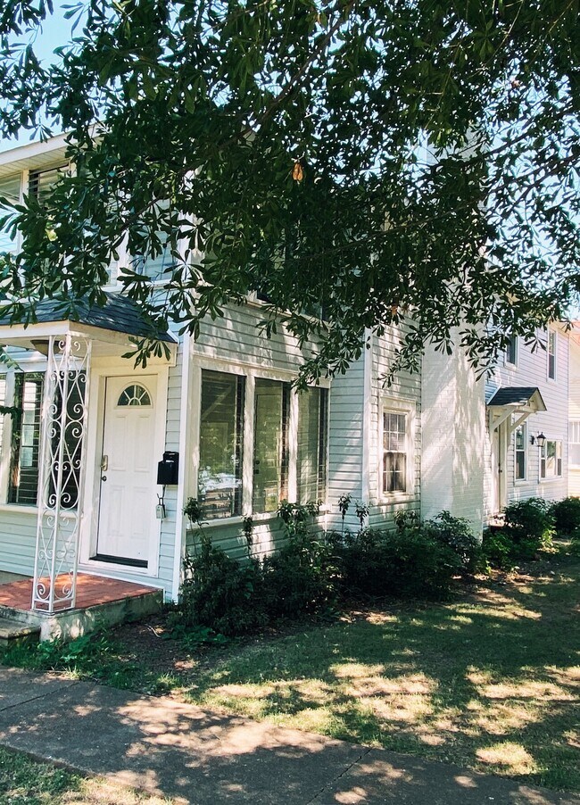 Building Photo - 210 Walnut St