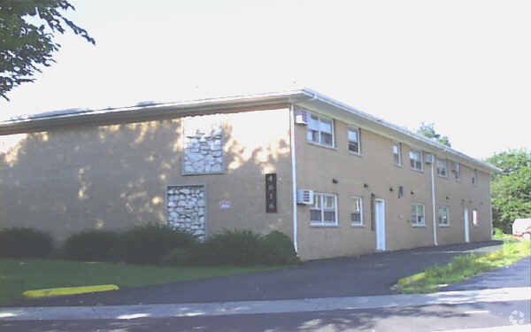 Building Photo - 4616-4620 Maple Ave