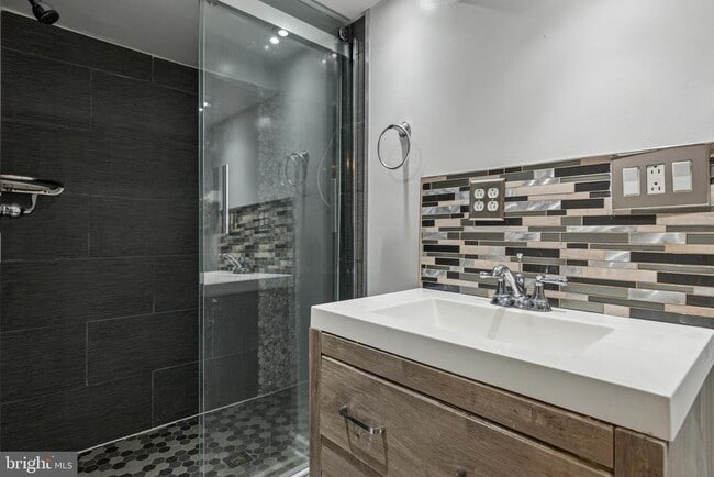 Building Photo - 7016 Andrews Ave