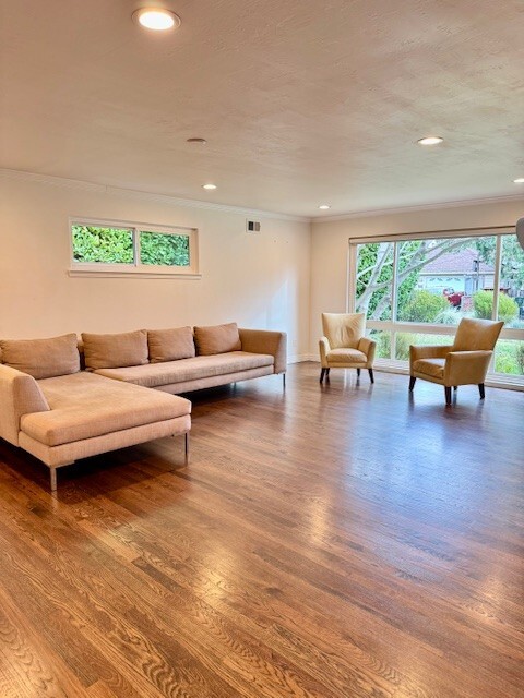 Building Photo - 80 Greenway Dr