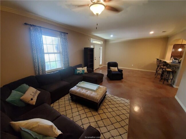 Building Photo - 512 Deacon Dr W