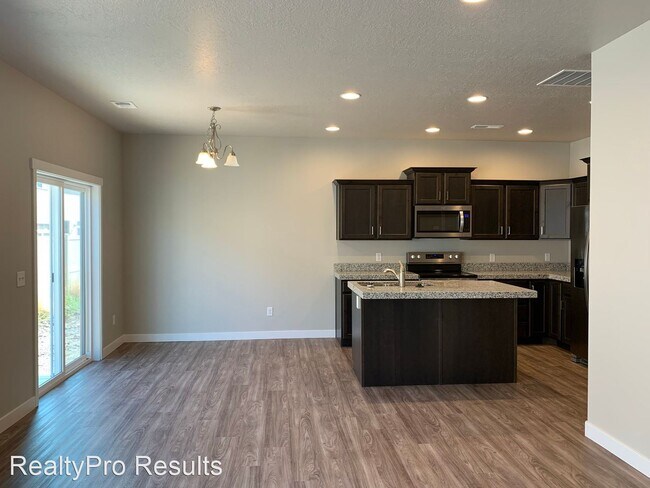 Building Photo - 4 br, 2.5 bath House - 855 W. Wellington Ave