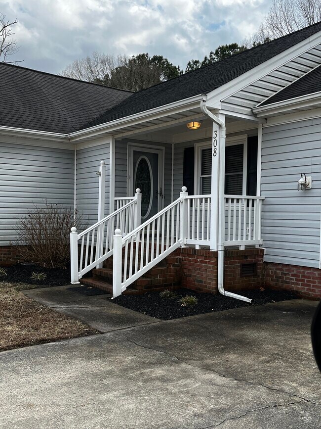 Building Photo - 308 Rose Dr