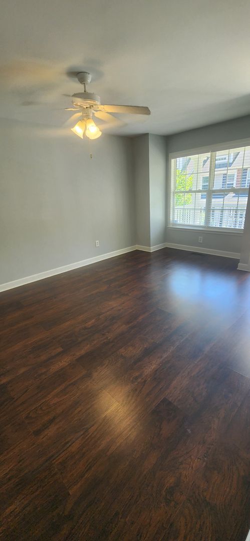 Building Photo - 4 Bedroom - Less than 2 miles from Swamp R...