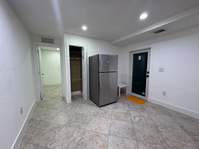 Photo - 1521 E 7th Ct Apartment