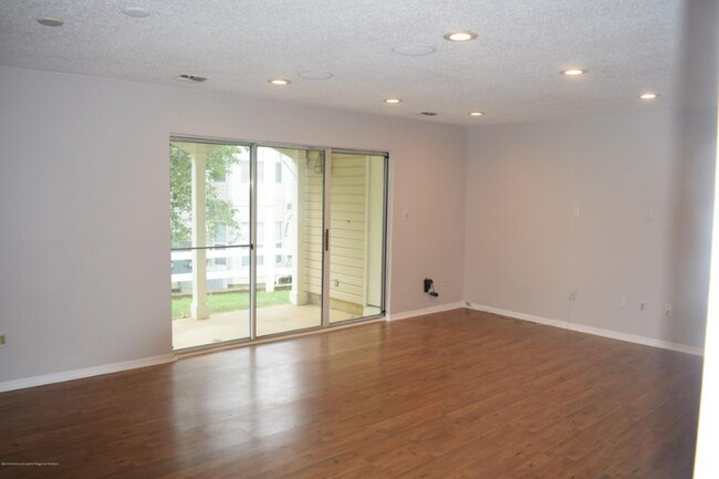 Building Photo - 225 Tulip Ln