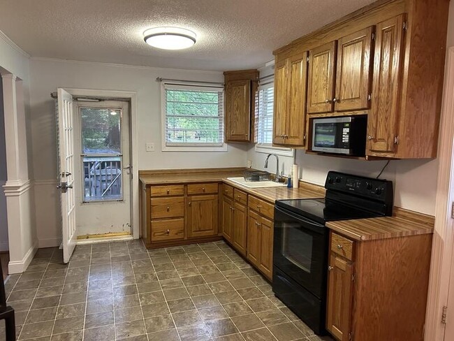 Building Photo - 108 S Rockview Dr
