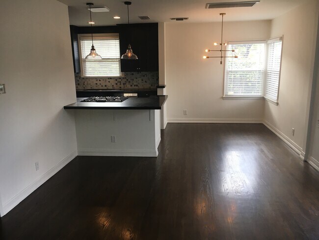 Building Photo - 518 N San Vicente Blvd