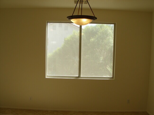 Foto del edificio - LARGE SPLIT LEVEL 2 BEDROOM, 2.5 BATH IN S...