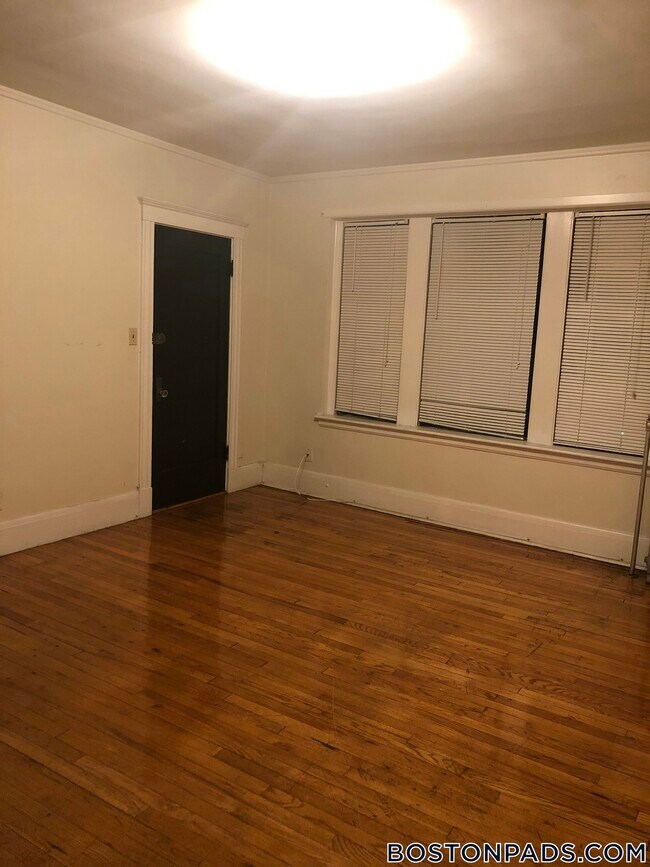 Building Photo - 349 Pleasant St