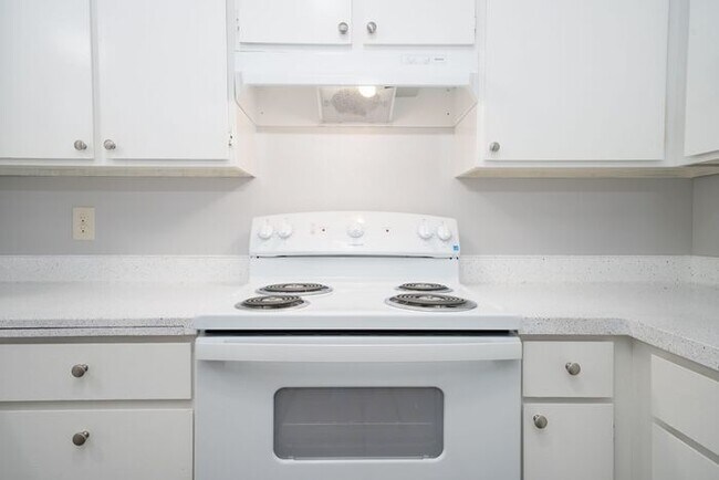 Foto del edificio - Remodeled 2 bedroom! $1000 VISA GIFTCARD AT MOVE IN, JUST IN TIME FOR THE HOLIDAYS!