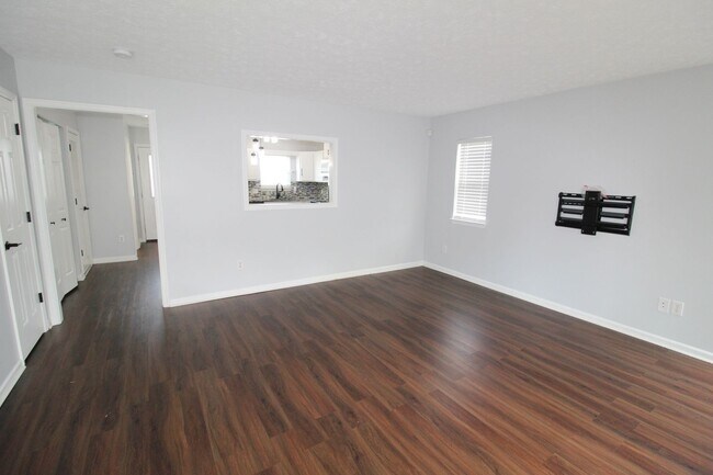 Building Photo - Charming 2 Bedroom, 2.5 Bath Updated Townh...