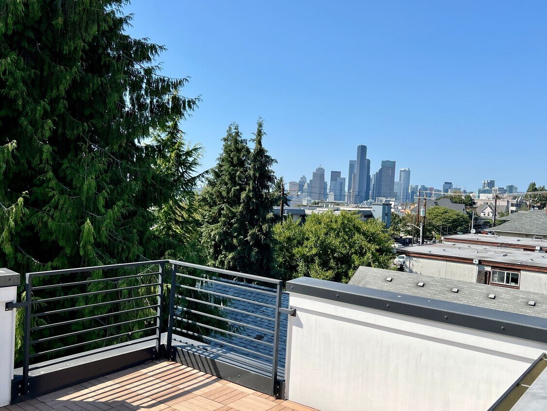 Foto principal - City Living at it's Best! Available Now