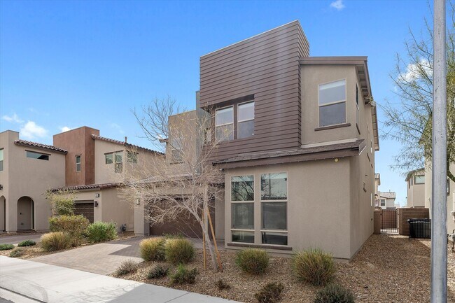 Building Photo - Beautifully Modern 4 Bedroom Home with Bedroom on Main Level