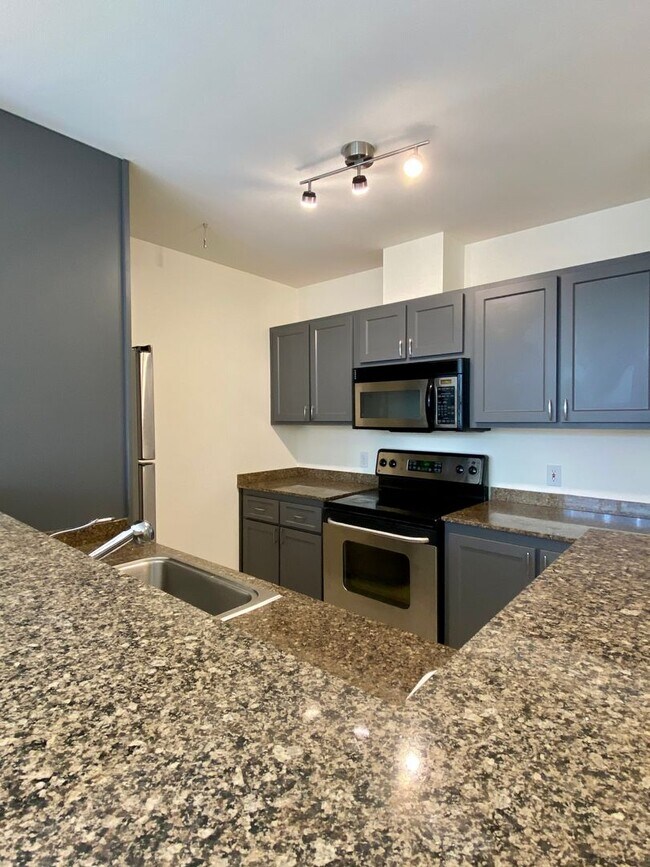 Building Photo - Studio Ready For Move In! Parking Included!