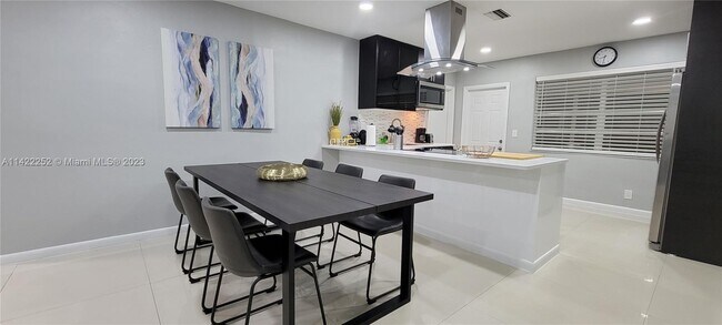 Foto del edificio - 4361 SW 52nd Ct