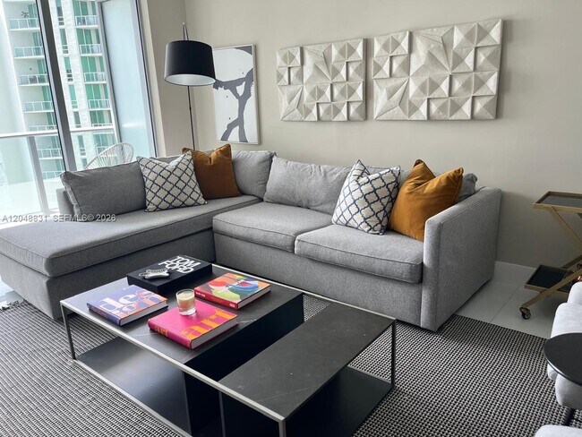 Foto del edificio - 1300 Brickell Bay Dr