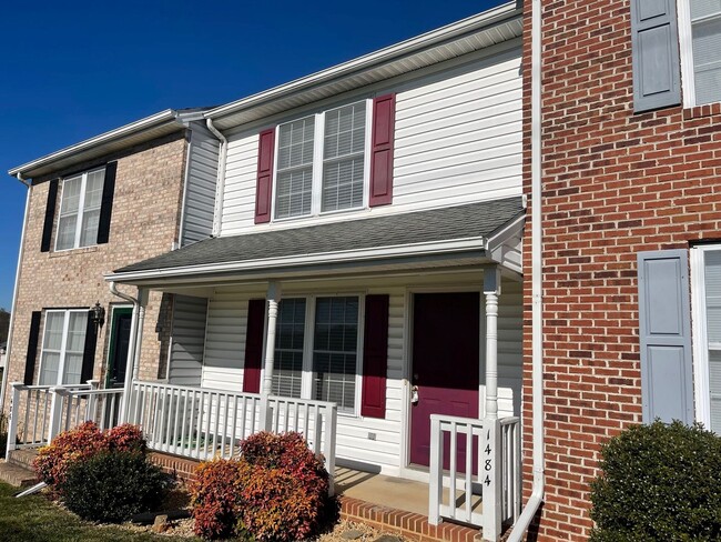 Building Photo - Fresh Two Bedroom Townhouse