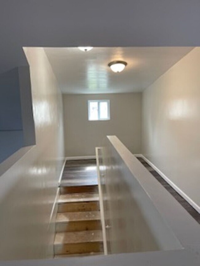 Foto del edificio - 3 bed 1 bath bungelow in Harper Woods with attached garage and basement