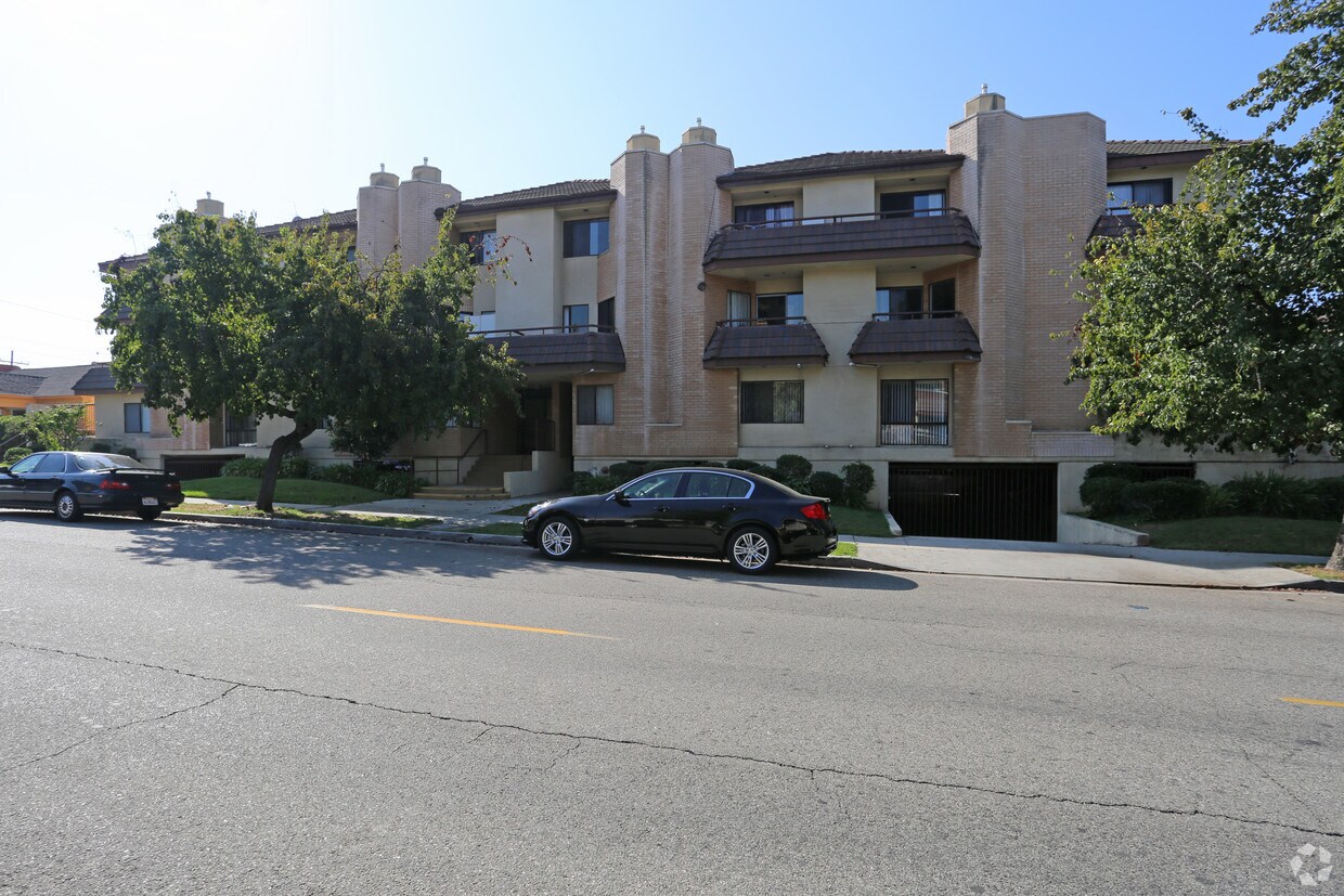Building Photo - 420 W Lexington Dr