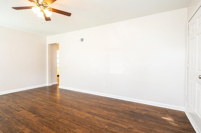 Building Photo - 4740 E Mount Vernon St