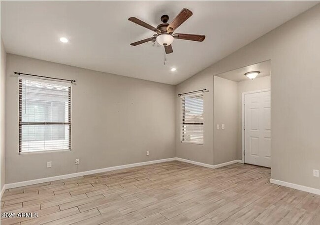 Building Photo - 2112 E Robin Ln