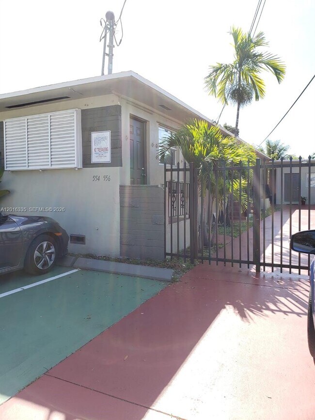 Foto del edificio - 554 NE 68th St