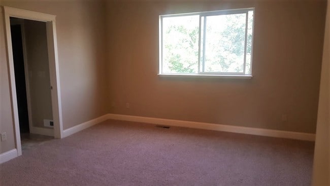 Building Photo - 560 SW State St