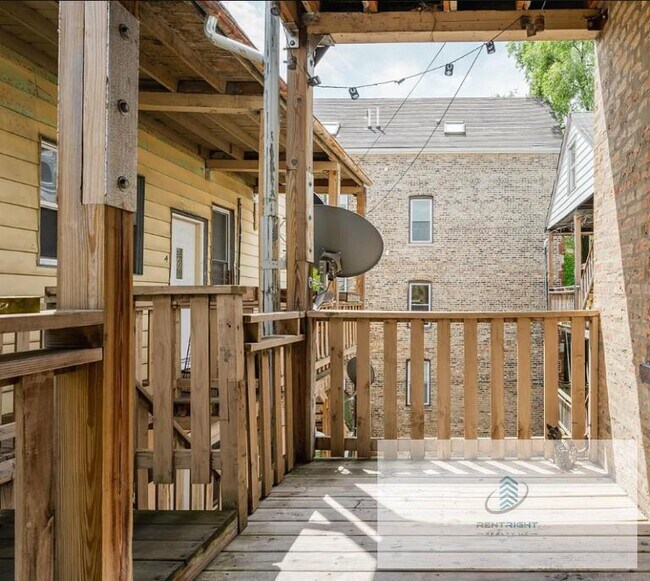 Building Photo - 2071 N Leavitt St