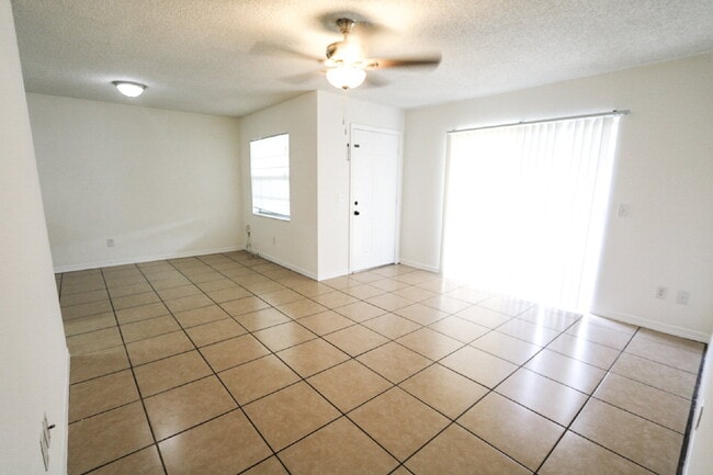 Foto del edificio - Freshly updated 2 bedroom 2 bath villa in ...