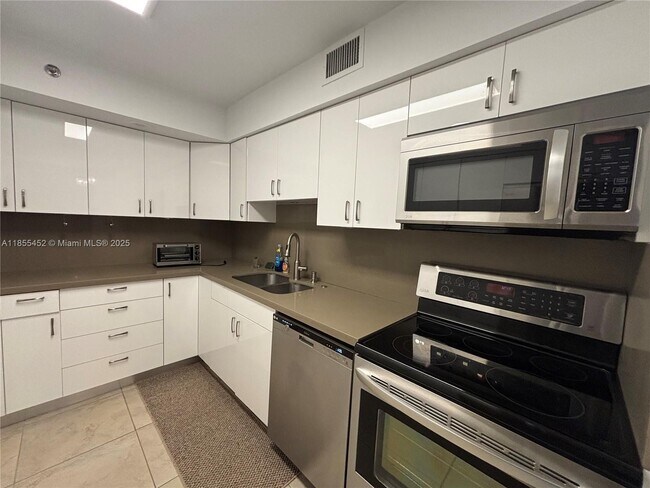 Foto del edificio - 3600 Mystic Pointe Dr
