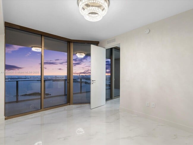 Foto del edificio - 700 NE 24th St