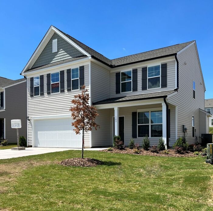 Foto principal - Just Listed in Benson, NC! Your dream home awaits — 4 bedrooms, tons of space, and gorgeous upgra...