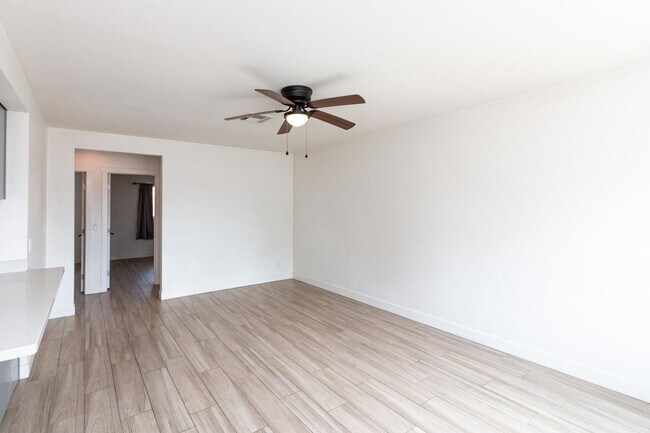 Building Photo - 114 E Elliot Rd