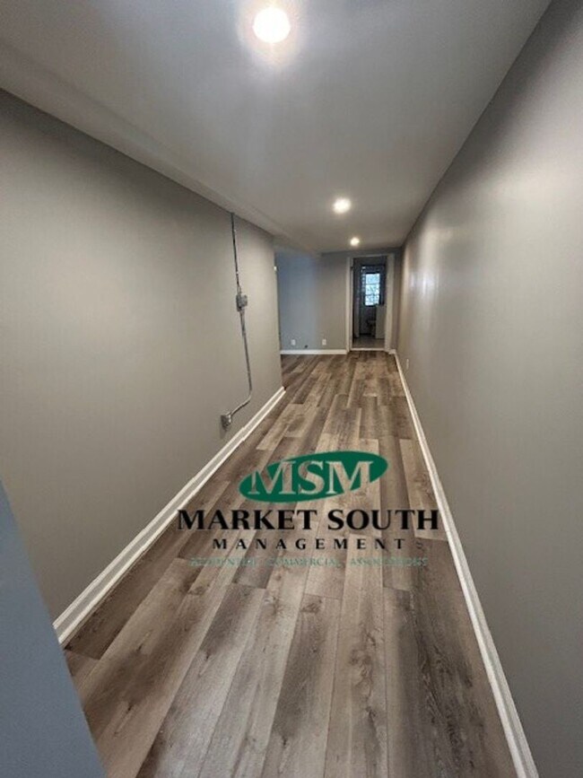 Foto del edificio - RENOVATED ONE BEDROOM ON THE BEAUTIFUL JONES STREET!!!