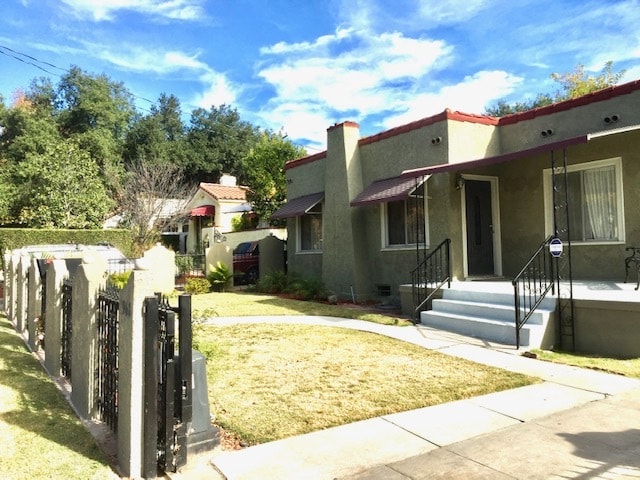 Fachada de la casa con portón eléctrico - 1968 El Molino Ave