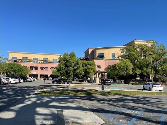 Foto del edificio - 101 W Mission Blvd