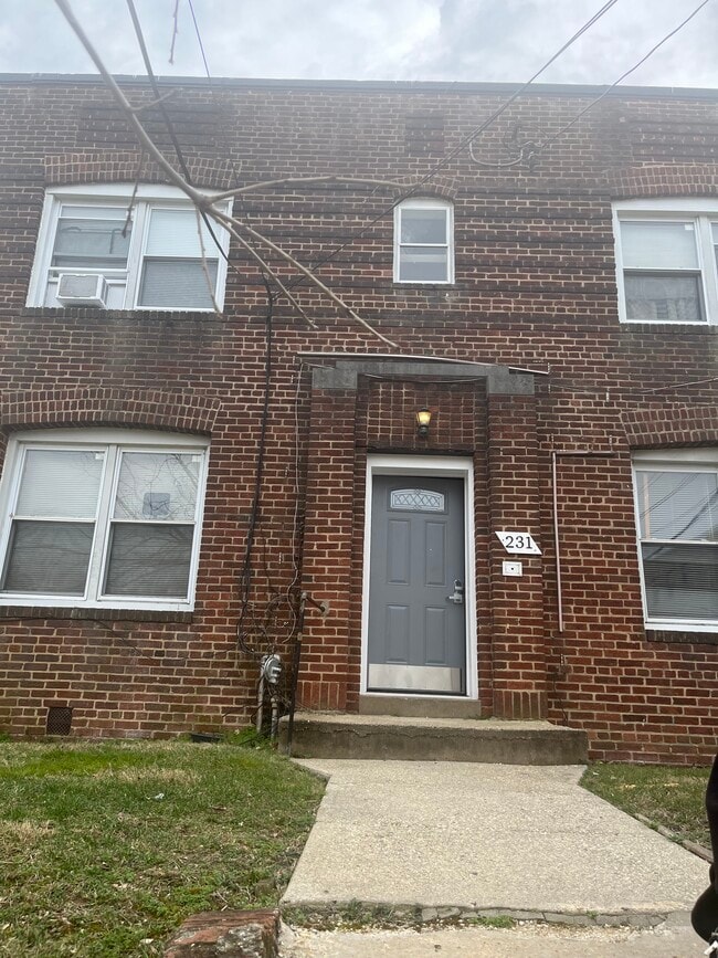 Building Photo - 231 Oakwood St SE