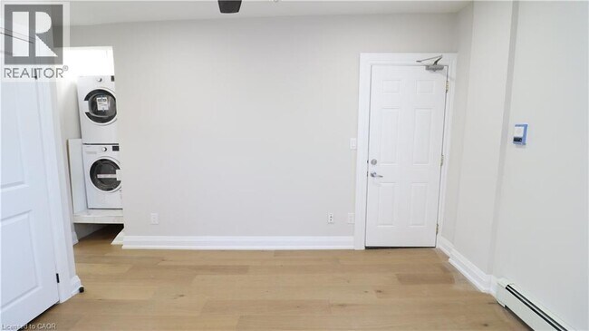 Photo du bâtiment - 2002 Queen St E