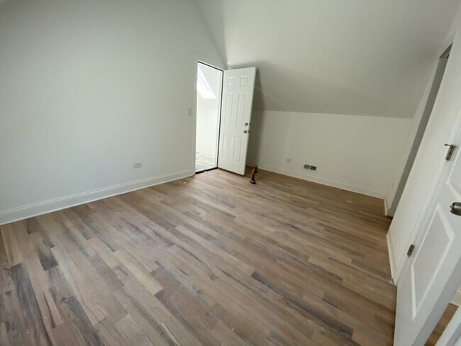Building Photo - 1637 N Honore St