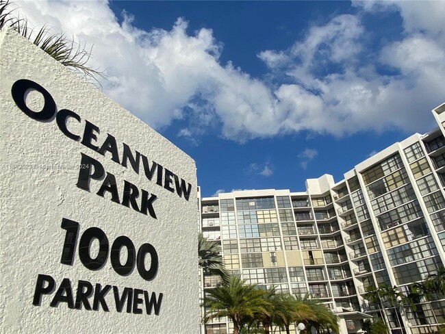 Building Photo - 1000 Parkview Dr