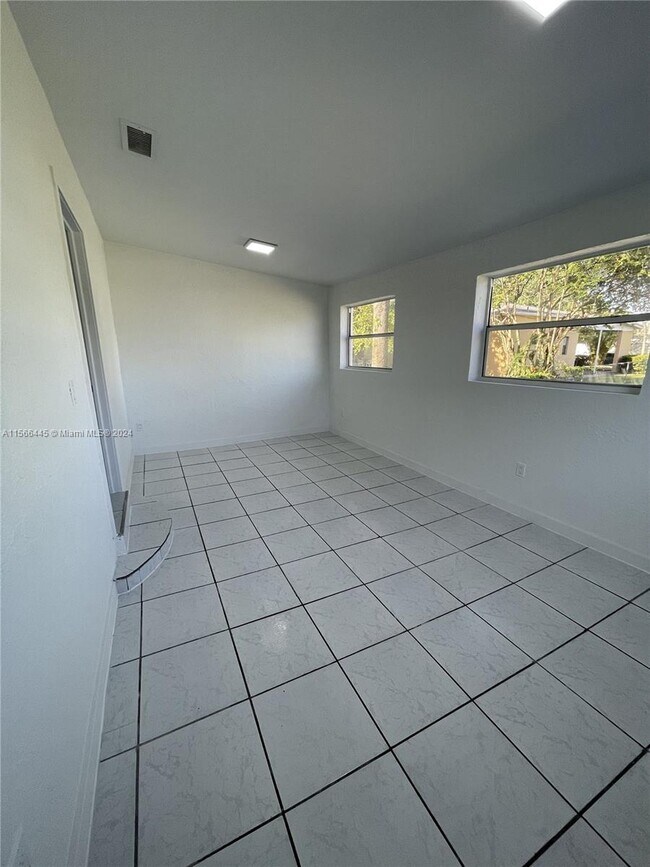 Foto del edificio - 3420 Bird Rd