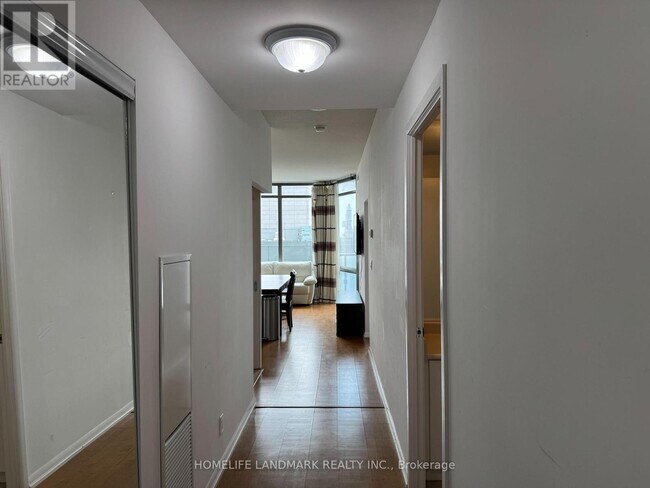 Photo du bâtiment - 832-1832 Bay St.
