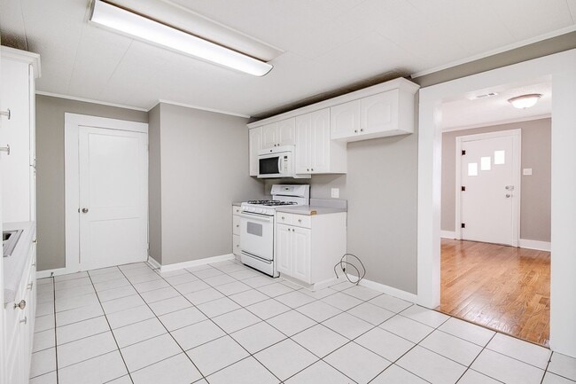 Building Photo - Great Cottage Style House in the Saint Str...